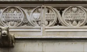 Gargouille et frise sculptée du **Château Jacques Cœur** avec les mots "Rien n'est impossible".