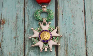 Médaille de la Légion d'Honneur, symbole d'un grand avantage de la légion d'honneur, sur fond de bois bleu délavé.