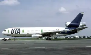 Un avion UTA DC-10 sur le tarmac, prêt pour un vol.