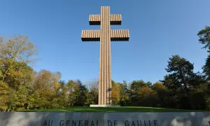 La croix de Lorraine, symbole de la France Libre, se dresse fièrement devant la mention "AU GENERAL DE GAULLE".