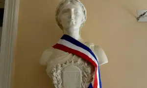 Buste de Marianne, symbole signification français, portant l'écharpe tricolore.