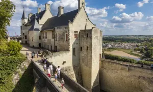 Visiteurs sur le pont menant au château de Chinon. Renseignez-vous sur le château de Chinon tarif pour votre visite.