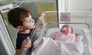 Un jeune garçon découvre son petit frère ou sa petite sœur, le premier enfant de la famille.
