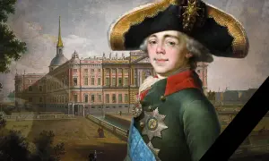 Portrait du tsar Paul Ier en uniforme vert, avec un grand chapeau à plumes, devant un palais rose.