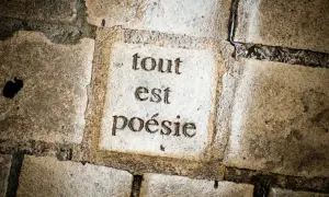 Sur le pavé, "tout est poésie", un hommage discret à l'enterrement de Paul Verlaine, rappelant que la vie elle-même est une œuvre d'art.