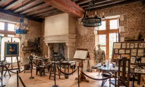 Atelier reconstitué au Clos Lucé, Amboise. Peinture, livres, maquettes, esquisses. Idéal pour planifier la durée de votre visite.