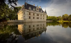 Magnifique château d'eau, parfait pour un road trip inoubliable à travers les châteaux de la Loire. Sa réflexion dans l'eau est féerique.