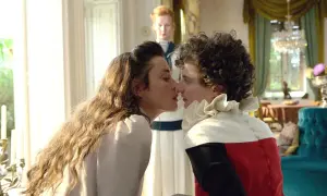 Élisabeth de Wittelsbach, jeune et belle, s'apprête à embrasser un jeune homme, sous le regard d'une autre femme.