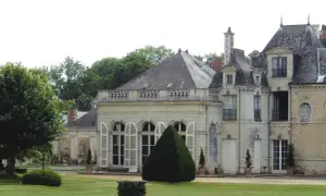 Le **château de la Lorie** se dresse majestueusement, entouré d'un jardin verdoyant. Ses façades claires et ses toits en ardoise évoquent une élégance intemporelle.