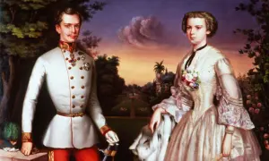 Sissi et Maximilien, frère de Franz, posent dans un jardin. Elle porte une robe élégante, lui un uniforme militaire.