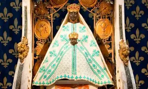Statue de la Vierge noire couronnée, entourée de symboles religieux. Une image qui raconte une partie de l'histoire de la vierge noire.