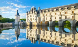 Le château de Chenonceau, reflet parfait sur l'eau. Renseignez-vous sur le château de Chenonceau tarif pour planifier votre visite.