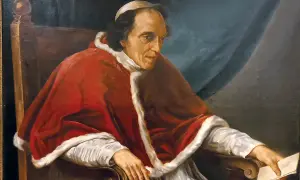 Portrait du pape Pie VII, assis, tenant un document. Il porte une soutane blanche et une cape rouge bordée de fourrure.