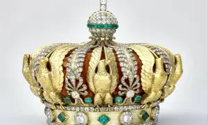 Magnifique couronne de l'impératrice Eugénie, ornée d'aigles dorés, de diamants étincelants et d'émeraudes vives.
