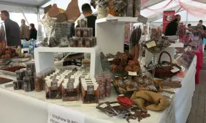 Stands de chocolat artisanal au salon du chocolat Villesavin. Chocolats variés, mendiants, mendiants, mendiants, mendiants, mendiants, mendiants, mendiants, mendiants, mendiants, mendiants, mendiants, mendiants, mendiants, mendiants, mendiants, mendian...