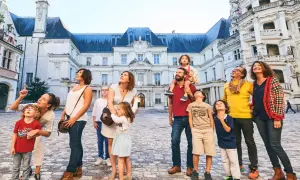 Famille émerveillée devant l'architecture du château de Blois, un lieu chargé d'histoire.