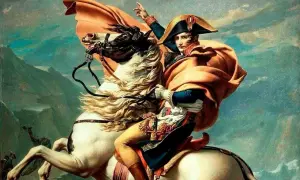 Napoléon, sur son cheval blanc, lève un bras vers le ciel. Sa cape orange flotte au vent, accentuant la taille de Napoléon.