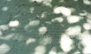 Strophes pour se souvenir : poème gravé sur marbre, évoquant des portraits et des noms difficiles à prononcer, "Morts pour la France".