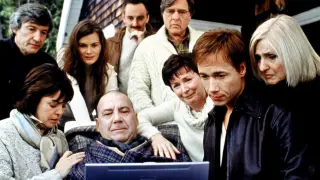 Un groupe regarde un écran, l'air préoccupé. On dirait une scène des invasions barbares.