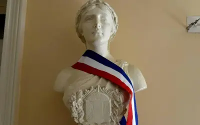 Buste de Marianne, symbole signification français, portant l'écharpe tricolore.