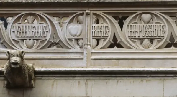 Gargouille et frise sculptée du **Château Jacques Cœur** avec les mots "Rien n'est impossible".