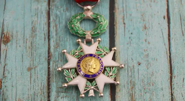 Médaille de la Légion d'Honneur, symbole d'un grand avantage de la légion d'honneur, sur fond de bois bleu délavé.