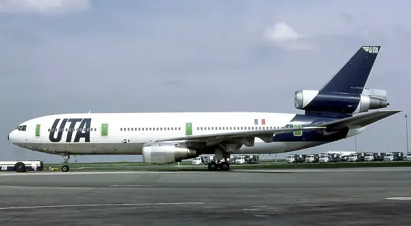 Un avion UTA DC-10 sur le tarmac, prêt pour un vol.