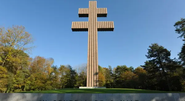 La croix de Lorraine, symbole de la France Libre, se dresse fièrement devant la mention "AU GENERAL DE GAULLE".