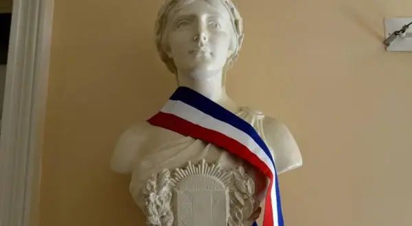Buste de Marianne, symbole signification français, portant l'écharpe tricolore.
