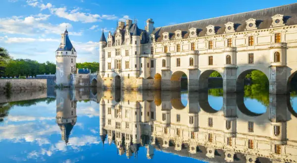 Le château de Chenonceau se reflète dans l'eau, un lieu idéal pour une visite paisible.