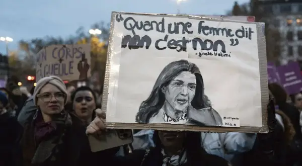 Manifestation féministe. Une pancarte montre le portrait de Gisèle Halimi et la citation "Quand une femme dit non c'est non", rappelant l'importance de refuser toute forme de viol.
