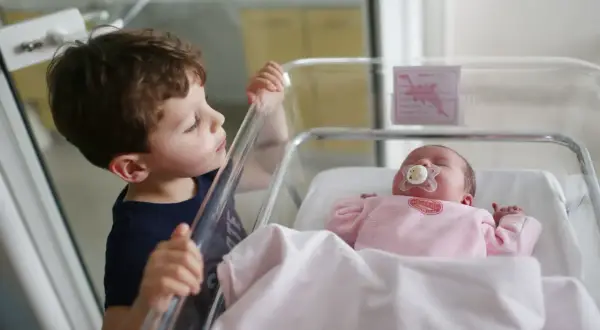 Un jeune garçon découvre son petit frère ou sa petite sœur, le premier enfant de la famille.