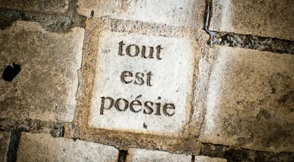 Sur le pavé, "tout est poésie", un hommage discret à l'enterrement de Paul Verlaine, rappelant que la vie elle-même est une œuvre d'art.