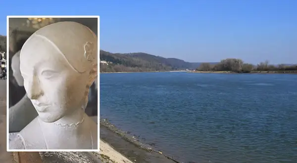 Buste en marbre d'une femme, évoquant la beauté intemporelle de Villequier, lieu cher à Victor Hugo. Le fleuve paisible en arrière-plan complète ce tableau empreint d'histoire.