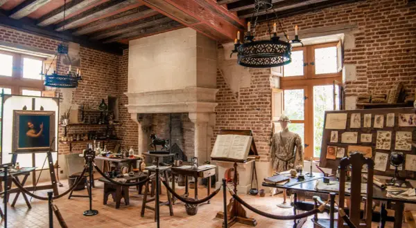 Atelier reconstitué au Clos Lucé, Amboise. Peinture, livres, maquettes, esquisses. Idéal pour planifier la durée de votre visite.