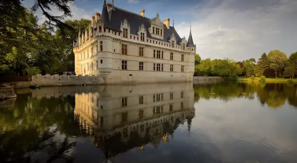 Magnifique château d'eau, parfait pour un road trip inoubliable à travers les châteaux de la Loire. Sa réflexion dans l'eau est féerique.