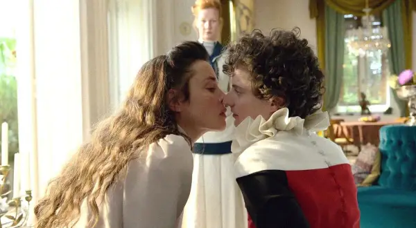 Élisabeth de Wittelsbach, jeune et belle, s'apprête à embrasser un jeune homme, sous le regard d'une autre femme.