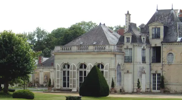 Le **château de la Lorie** se dresse majestueusement, entouré d'un jardin verdoyant. Ses façades claires et ses toits en ardoise évoquent une élégance intemporelle.