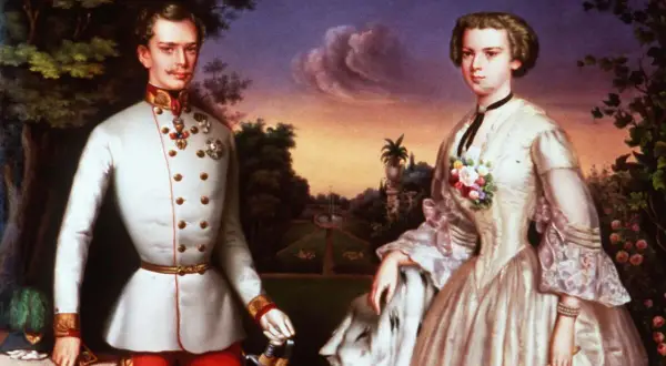 Sissi et Maximilien, frère de Franz, posent dans un jardin. Elle porte une robe élégante, lui un uniforme militaire.