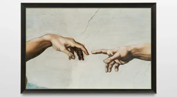 La création d'Adam par Michel-Ange : deux mains se tendent, symbolisant le souffle de vie. La signification des mains de Michel-Ange est profonde.