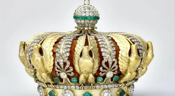 Magnifique couronne de l'impératrice Eugénie, ornée d'aigles dorés, de diamants étincelants et d'émeraudes vives.