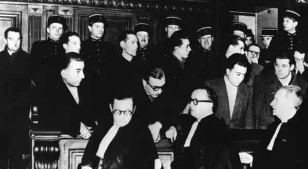 Procès en France, des hommes en uniforme et des avocats en robe. Une scène qui pourrait illustrer l'évolution de la délinquance en France depuis 1950.