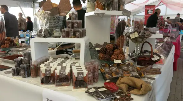 Stands de chocolat artisanal au salon du chocolat Villesavin. Chocolats variés, mendiants, mendiants, mendiants, mendiants, mendiants, mendiants, mendiants, mendiants, mendiants, mendiants, mendiants, mendiants, mendiants, mendiants, mendiants, mendian...
