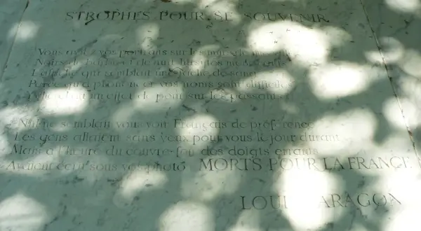 Strophes pour se souvenir : poème gravé sur marbre, évoquant des portraits et des noms difficiles à prononcer, "Morts pour la France".