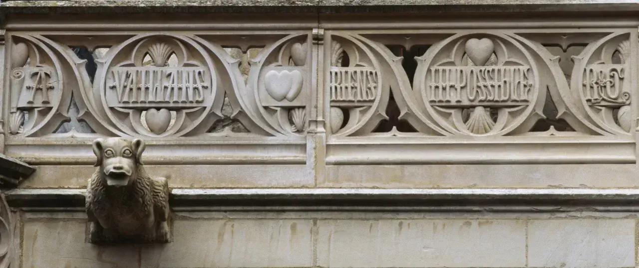 Gargouille et frise sculptée du **Château Jacques Cœur** avec les mots "Rien n'est impossible".