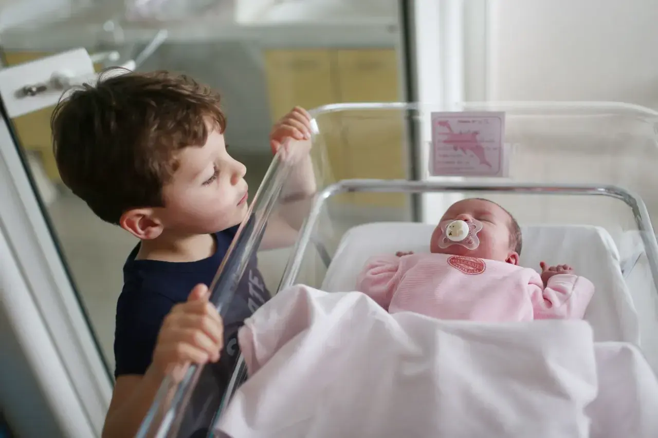 Un jeune garçon découvre son petit frère ou sa petite sœur, le premier enfant de la famille.
