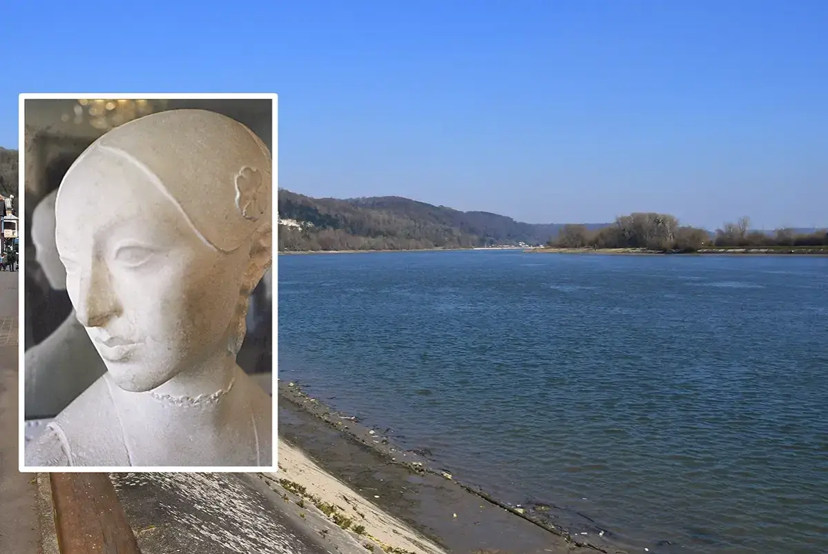 Buste en marbre d'une femme, évoquant la beauté intemporelle de Villequier, lieu cher à Victor Hugo. Le fleuve paisible en arrière-plan complète ce tableau empreint d'histoire.