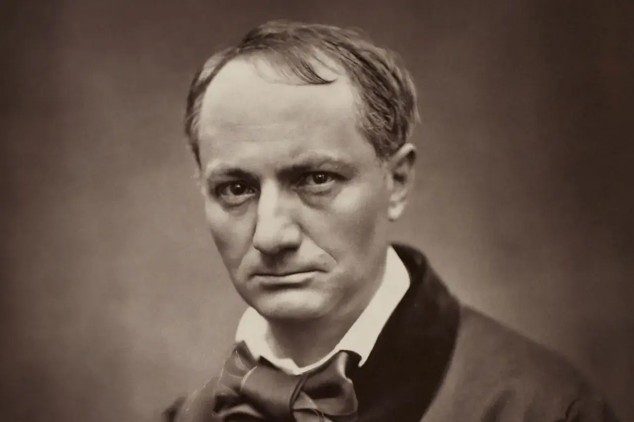 Portrait en sépia d'un homme au regard intense, sa chevelure baudelaire légèrement dégarnie encadrant un visage pensif.