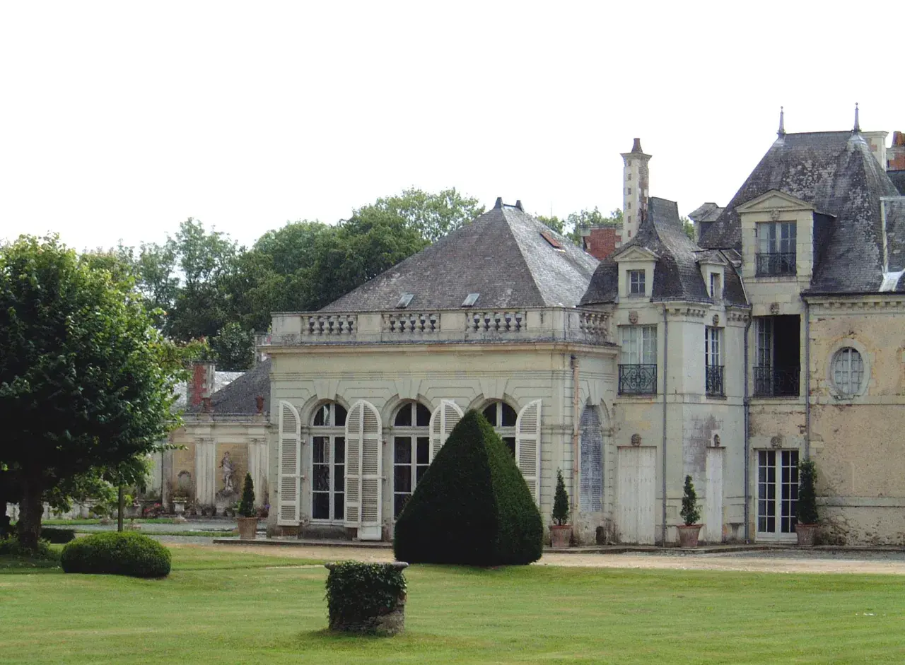 Le **château de la Lorie** se dresse majestueusement, entouré d'un jardin verdoyant. Ses façades claires et ses toits en ardoise évoquent une élégance intemporelle.