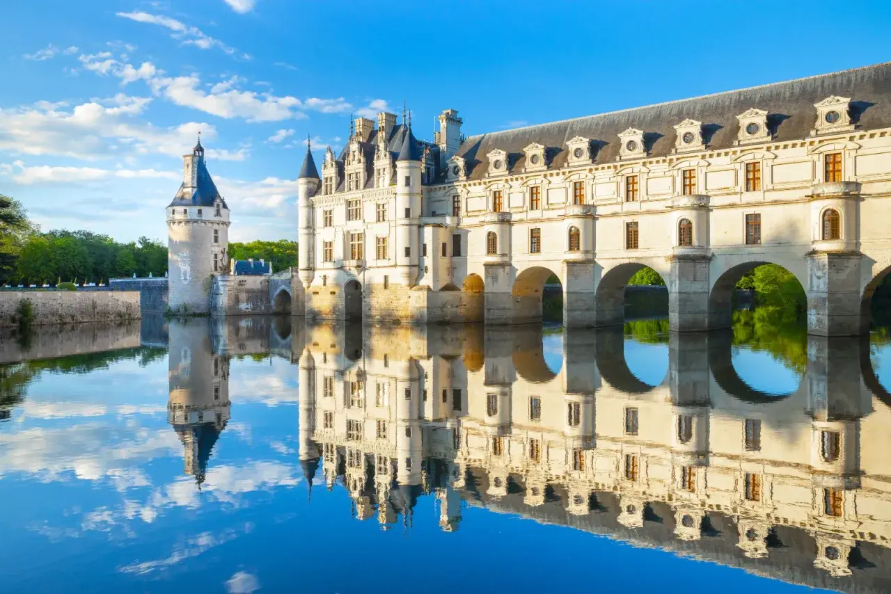 Le château de Chenonceau, reflet parfait sur l'eau. Renseignez-vous sur le château de Chenonceau tarif pour planifier votre visite.